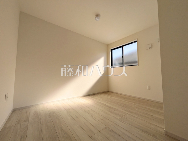 ≪2号棟 居室≫木目が美しいウッディなフローリングの居室は、穏やかで心安らぐ空間となるでしょう。【府中市南町1丁目】 ≪2号棟 居室≫木目が美しいウッディなフローリングの居室は、穏やかで心安らぐ空間となるでしょう。【府中市南町1丁目】