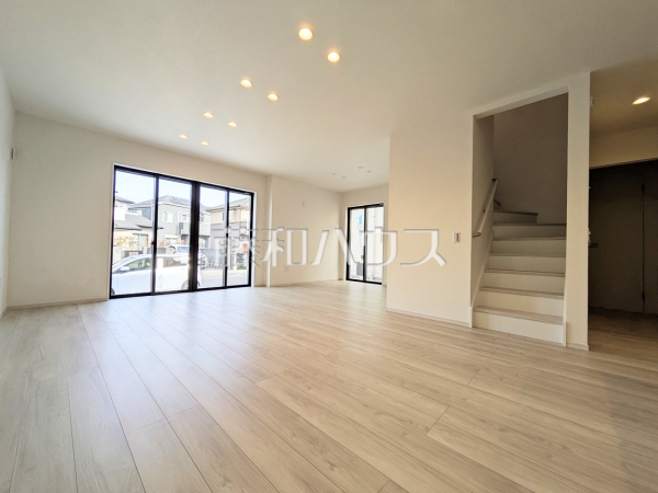 ≪2号棟 リビング≫リビングイン階段採用によりいつも家族を身近に感じられます。「行ってきます、お帰りなさい」を感じ、コミュニケーションの取れます。 【府中市南町1丁目】 ≪2号棟 リビング≫リビングイン階段採用によりいつも家族を身近に感じられます。「行ってきます、お帰りなさい」を感じ、コミュニケーションの取れます。 【府中市南町1丁目】