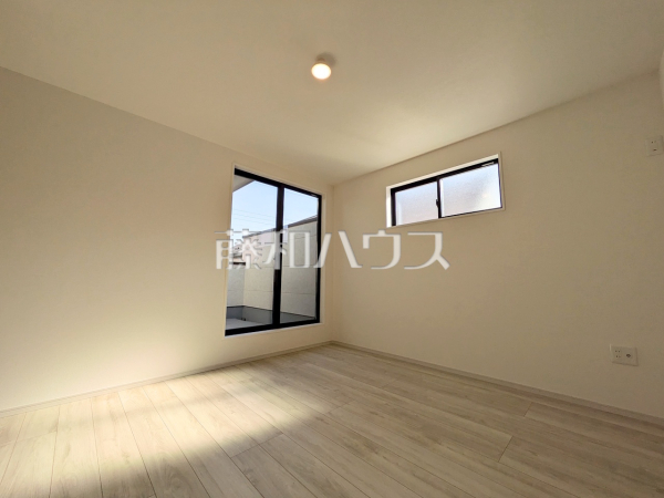 ≪2号棟 居室≫ウォークインクローゼット付きの主寝室は約8.7帖の広さがあり開放的な空間が広がっております。ダブルベットを置いてもゆとりある空間です。【府中市南町1丁目】 ≪2号棟 居室≫ウォークインクローゼット付きの主寝室は約8.7帖の広さがあり開放的な空間が広がっております。ダブルベットを置いてもゆとりある空間です。【府中市南町1丁目】