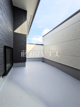 ≪2号棟 バルコニー≫奥行きのあるワイドバルコニー!お洗濯物の多い日でもいっきに干せますね。 【府中市南町1丁目】 ≪2号棟 バルコニー≫奥行きのあるワイドバルコニー!お洗濯物の多い日でもいっきに干せますね。 【府中市南町1丁目】