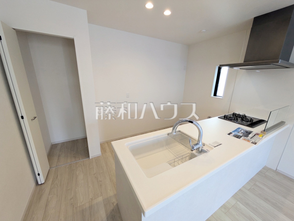 ≪2号棟 キッチン≫ 使いやすくスタイリッシュなシステムキッチンには、毎日お使いになる方の視点が存分に活かされています。 【府中市南町1丁目】 ≪2号棟 キッチン≫ 使いやすくスタイリッシュなシステムキッチンには、毎日お使いになる方の視点が存分に活かされています。 【府中市南町1丁目】