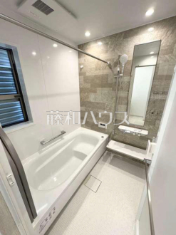 売主様施工例(浴室)
お取引する建物とは扉や窓の開口部の位置等、デザインが異なります。