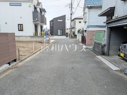 接道状況および現場風景 周辺は落ち着いた雰囲気の住宅地です。小さなお子様がいるご家庭も安心です。【東村山市富士見町3丁目】/撮影日2026/01/29