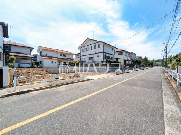 接道状況および現場風景 【八王子市北野台2丁目】 建物のプレゼンをさせていただきますので、実際の完成イメージを思い描いていただくことができます。お気軽にお問合せ下さい 接道状況および現場風景 【八王子市北野台2丁目】 建物のプレゼンをさせていただきますので、実際の完成イメージを思い描いていただくことができます。お気軽にお問合せ下さい