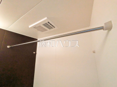 浴室乾燥機(浴室内上部)雨の日の強い味方!浴室換気乾燥機付きユニットバスで洗濯物が乾かせます。 浴室乾燥機(浴室内上部)雨の日の強い味方!浴室換気乾燥機付きユニットバスで洗濯物が乾かせます。