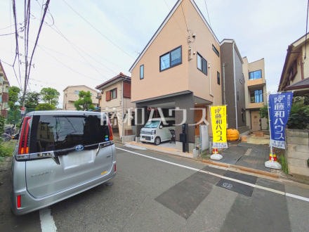 ≪接道状況≫前面道路6mと建物までの距離も広く、開放感に溢れた街並み♪【府中市緑町3丁目】/撮影日2026/08/28