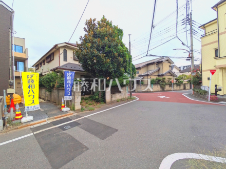 ≪接道状況≫周辺は落ち着いた雰囲気の住宅地です。小さなお子様がいるご家庭も安心です。【府中市緑町3丁目】/撮影日2026/08/28