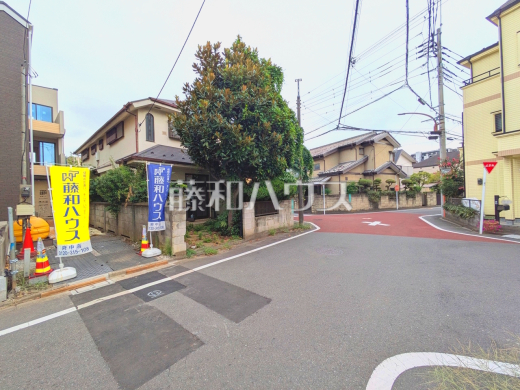 ≪接道状況≫周辺は落ち着いた雰囲気の住宅地です。小さなお子様がいるご家庭も安心です。【府中市緑町3丁目】