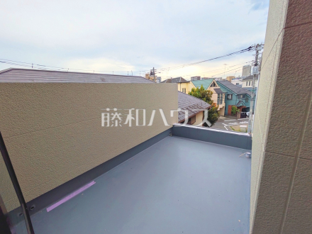 ≪バルコニー(施工中)≫ 南向きバルコニーは洗濯物もよく乾きます♪【府中市緑町3丁目】/撮影日2026/08/28