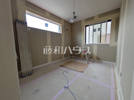 ≪居室(施工中)≫部屋の雰囲気や広さ・眺望・間取りの使い勝手など、是非一度、ご自身の目で確かめてみてください。 【府中市緑町3丁目】/撮影日2026/08/28