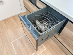 食器洗浄乾燥機 ビルトイン食洗機は毎日の家事を軽減させてくれます。またワークトップも広々使え機能性も向上します。 食器洗浄乾燥機 ビルトイン食洗機は毎日の家事を軽減させてくれます。またワークトップも広々使え機能性も向上します。