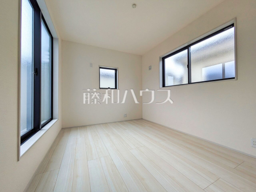 【雨の日も、夜のお洗濯もこれでお任せ!】部屋干しに便利な「ホスクリーン」完備!
居室 【新座市新堀1丁目】