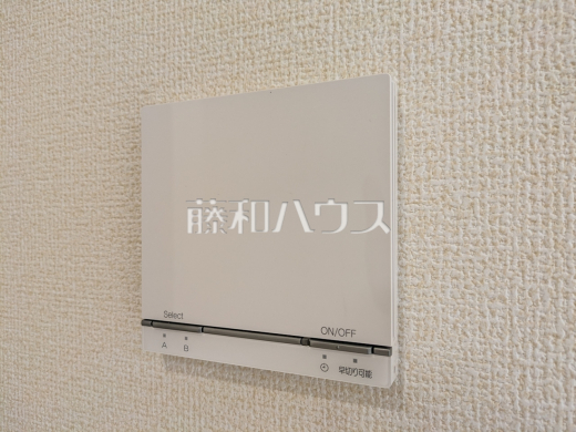 2号棟 床暖房リモコン 【小平市鈴木町1丁目】 リビングに床暖房があるので足元ぽかぽか、家族の集まる空間を暖めます。