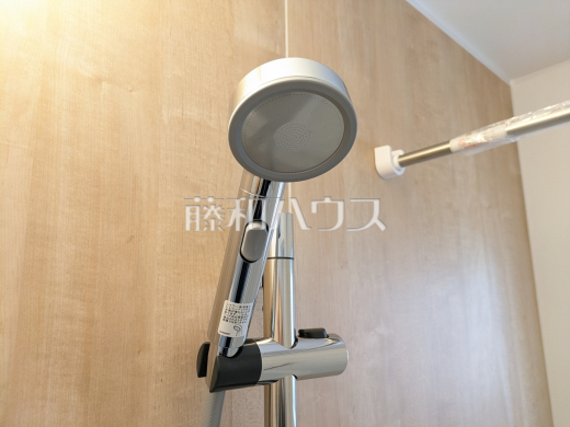 2号棟 スイッチ付シャワーヘッド 【小平市鈴木町1丁目】 浴室のシャワーは手元で止水ができるスイッチ付シャワーヘッドにより、さらに節水効果がアップします。