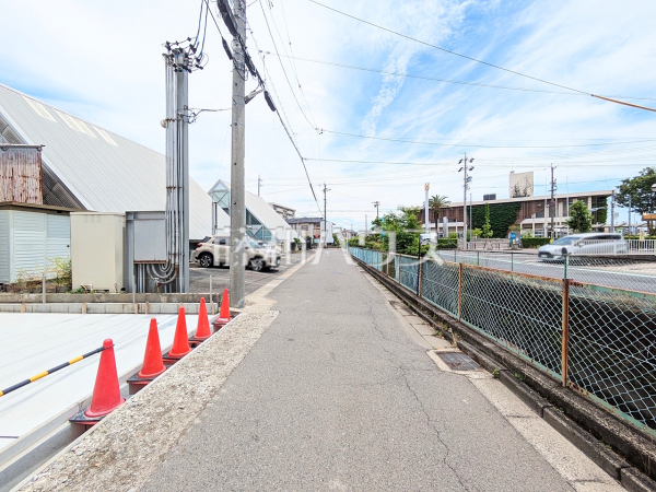 接道状況および現場風景 【小牧市小牧1丁目】 接道状況および現場風景 【小牧市小牧1丁目】