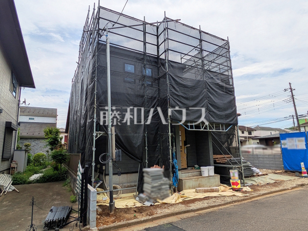 リビング隣の居室は、引き戸を開ければ続き間として約23帖超の広々空間となります。 【新座市あたご3丁目】 リビング隣の居室は、引き戸を開ければ続き間として約23帖超の広々空間となります。 【新座市あたご3丁目】