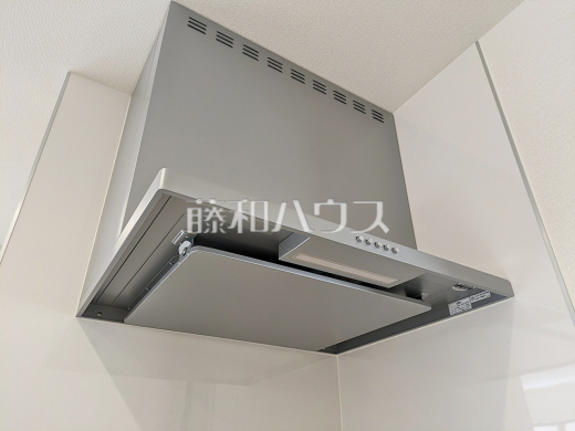 レンジフード 【新座市あたご3丁目】 お手入れのしやすいレンジフードは見た目もスッキリしていて、料理時の油煙やニオイを効率的に外に出せます。
