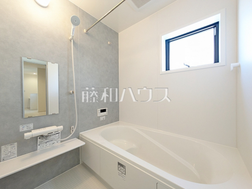 白を基調とした清潔感あふれるバスルームです 【新座市あたご3丁目】