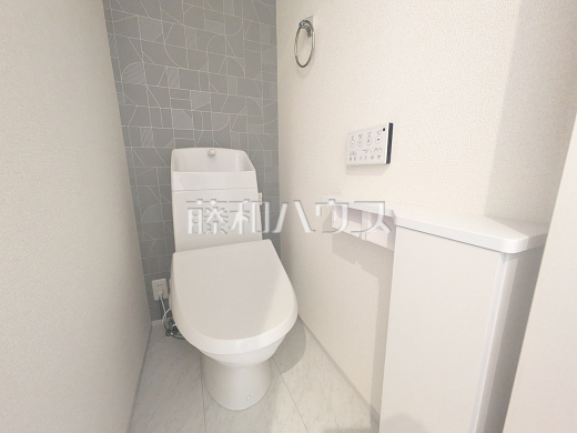 温水洗浄機能付きトイレで清潔にご使用いただけます。 【新座市あたご3丁目】