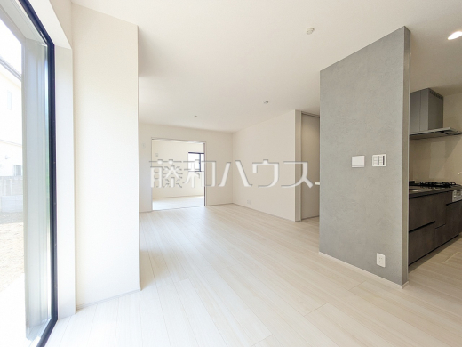 リビング 【新座市あたご3丁目】