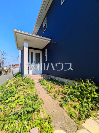 ≪玄関≫外壁と植栽のコントラストが、訪れるお客様を爽やかに迎えてくれます。 【稲城市平尾2丁目】 ≪玄関≫外壁と植栽のコントラストが、訪れるお客様を爽やかに迎えてくれます。 【稲城市平尾2丁目】