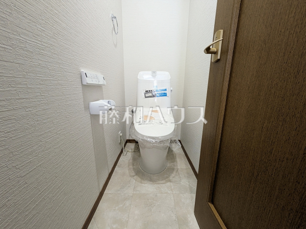 ≪トイレ≫温水洗浄便機能付きトイレで清潔にご使用いただけます。 【稲城市平尾2丁目】 ≪トイレ≫温水洗浄便機能付きトイレで清潔にご使用いただけます。 【稲城市平尾2丁目】