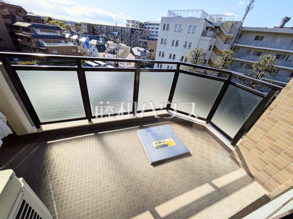 ≪バルコニー≫ 周囲に高い建物のないエリアのため、空が大きく感じます。 【ソフィア調布染地公園】 ≪バルコニー≫ 周囲に高い建物のないエリアのため、空が大きく感じます。 【ソフィア調布染地公園】