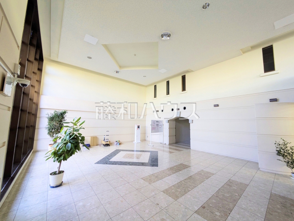 ≪ロビー≫上質感漂うエントランスは居住者の帰り、訪れる方を優しく迎える、安らぎに満ちた空間を予感させます。 【ソフィア調布染地公園】 ≪ロビー≫上質感漂うエントランスは居住者の帰り、訪れる方を優しく迎える、安らぎに満ちた空間を予感させます。 【ソフィア調布染地公園】