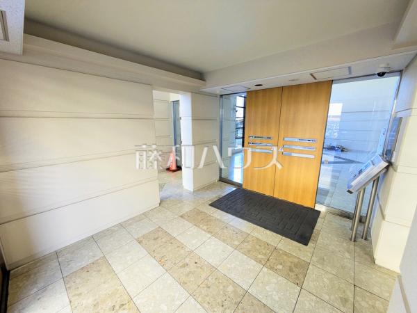 ≪エントランス≫安心のオートロック付きマンション。日々の安全を守ります。 【ソフィア調布染地公園】 ≪エントランス≫安心のオートロック付きマンション。日々の安全を守ります。 【ソフィア調布染地公園】