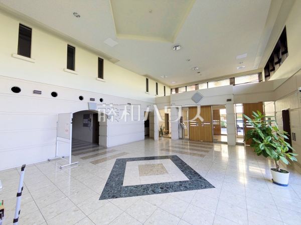 ≪ロビー≫上質感漂うエントランスは居住者の帰り、訪れる方を優しく迎える、安らぎに満ちた空間を予感させます。 【ソフィア調布染地公園】
≪ロビー≫上質感漂うエントランスは居住者の帰り、訪れる方を優しく迎える、安らぎに満ちた空間を予感させます。 【ソフィア調布染地公園】