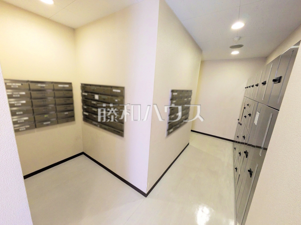 ≪エントランス≫宅配ボックス付きで再配達の手間が省けます【ソフィア調布染地公園】 ≪エントランス≫宅配ボックス付きで再配達の手間が省けます【ソフィア調布染地公園】