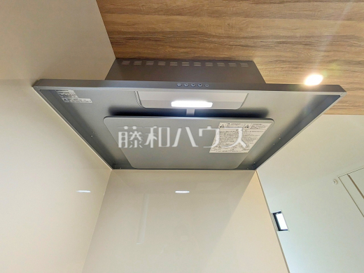 レンジフード 【八王子市元横山町3丁目】 お手入れのしやすいレンジフードは見た目もスッキリしていて、料理時の油煙やニオイを効率的に外に出せます。