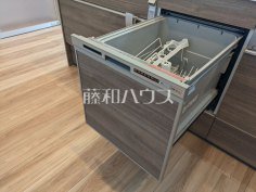 食器洗浄乾燥機 ビルトイン食洗機は毎日の家事を軽減させてくれます。またワークトップも広々使え機能性も向上します。 食器洗浄乾燥機 ビルトイン食洗機は毎日の家事を軽減させてくれます。またワークトップも広々使え機能性も向上します。