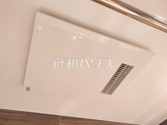 浴室乾燥機(浴室内上部)雨の日の強い味方!浴室換気乾燥機付きユニットバスで洗濯物が乾かせます。
浴室乾燥機(浴室内上部)雨の日の強い味方!浴室換気乾燥機付きユニットバスで洗濯物が乾かせます。