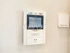 TVモニター付きインターホン訪問者がひと目で分かります
TVモニター付きインターホン訪問者がひと目で分かります