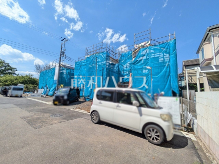 接道状況および現場風景 【八王子市弐分方町】 建物のプレゼンをさせていただきますので、実際の完成イメージを思い描いていただくことができます。お気軽にお問合せ下さい /撮影日2026/05/02