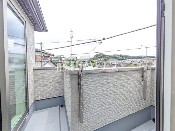 1号棟 ルーフバルコニー 【日野市平山5丁目】2部屋からバルコニーへ出られるため、洗濯物を干す際にも家族が寝ている部屋を通らずに出入りができて便利です。 1号棟 ルーフバルコニー 【日野市平山5丁目】2部屋からバルコニーへ出られるため、洗濯物を干す際にも家族が寝ている部屋を通らずに出入りができて便利です。