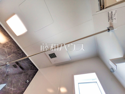 浴室乾燥機(浴室内上部) 雨の日の強い味方!浴室換気乾燥機付きユニットバスで洗濯物が乾かせます。/撮影日2026/05/30