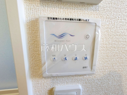 3号棟 ブースターファン(換気扇)リモコン 【福岡市博多区新和町2丁目】 長くなりがちなダクト内でも安定した排気を実現。部屋全体の空気をスムーズに入れ替え、結露やカビの抑制にも貢献します。/撮影日2026/05/29