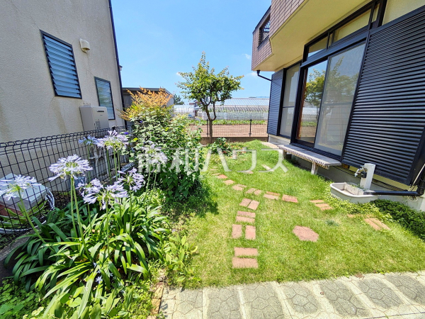 庭 【日野市大字川辺堀之内】広々とした庭先は、ガーデニングや家庭菜園なども楽しめます。 庭 【日野市大字川辺堀之内】広々とした庭先は、ガーデニングや家庭菜園なども楽しめます。