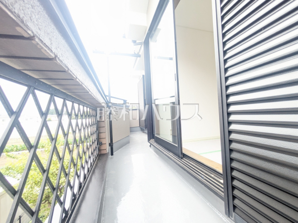 バルコニー 【日野市大字川辺堀之内】バルコニーは二部屋分の長さがあり、洗濯物やシーツ類など干すのに便利な広さです。また南向きのため日差しも行き届き、洗濯物もよく乾きます。 バルコニー 【日野市大字川辺堀之内】バルコニーは二部屋分の長さがあり、洗濯物やシーツ類など干すのに便利な広さです。また南向きのため日差しも行き届き、洗濯物もよく乾きます。