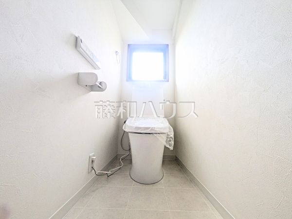 トイレ 【日野市大字川辺堀之内】 各階にトイレを設けておりますので、朝の忙しい時間などトイレの取り合いで喧嘩になることも少なそうですね。 トイレ 【日野市大字川辺堀之内】 各階にトイレを設けておりますので、朝の忙しい時間などトイレの取り合いで喧嘩になることも少なそうですね。
