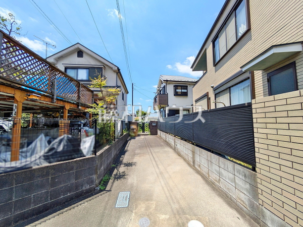 接道状況および現場風景 【日野市大字川辺堀之内】道路から奥まった住まいは、車や人通りも気にならずプライバシーの確保された住空間を保つことができます。 接道状況および現場風景 【日野市大字川辺堀之内】道路から奥まった住まいは、車や人通りも気にならずプライバシーの確保された住空間を保つことができます。