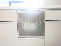 ビルトイン食洗器【日野市大字川辺堀之内】目指せ時短!食洗機で大幅に家事が楽々に。空いた時間は家族の団らんや、食後のテレビ鑑賞やリラックスする時間にでき、毎日の暮らしにゆとりが生まれます。 ビルトイン食洗器【日野市大字川辺堀之内】目指せ時短!食洗機で大幅に家事が楽々に。空いた時間は家族の団らんや、食後のテレビ鑑賞やリラックスする時間にでき、毎日の暮らしにゆとりが生まれます。