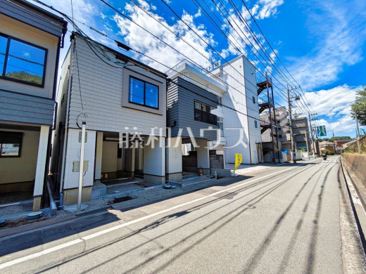 接道状況および現場風景 【日野市大字日野】
前面道路はゆとりの約6m。車の出し入れも楽々です。