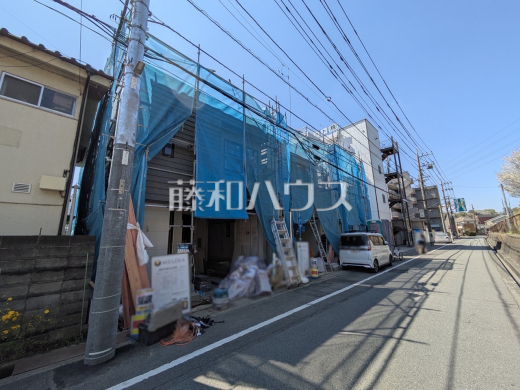 接道状況および現場風景 【日野市大字日野】スーパー徒歩4分、小学校9分と利便性の高い立地