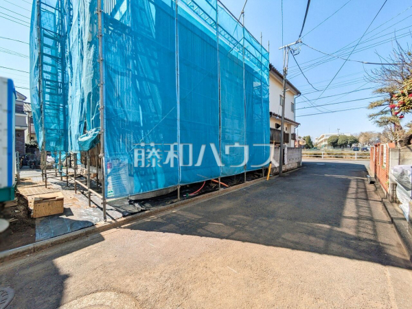 接道状況および現場風景 【東久留米市小山4丁目】 建物のプレゼンをさせていただきますので、実際の完成イメージを思い描いていただくことができます。お気軽にお問合せ下さい。 接道状況および現場風景 【東久留米市小山4丁目】 建物のプレゼンをさせていただきますので、実際の完成イメージを思い描いていただくことができます。お気軽にお問合せ下さい。