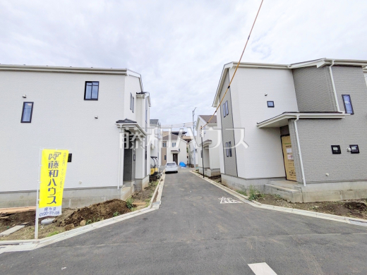 ≪現地外観≫順調に工事が進んでいます。実際の街並みの様子が段々見えて参りました。ぜひ実際に現地をご見学下さいませ。 【府中市日新町3丁目】