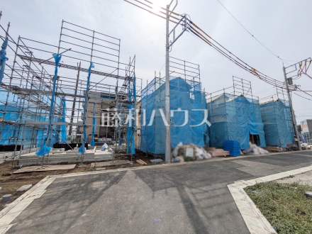 ≪現地外観≫順調に工事が進んでいます。実際の街並みの様子が段々見えて参りました。ぜひ実際に現地をご見学下さいませ。 【府中市日新町3丁目】/撮影日2026/03/22