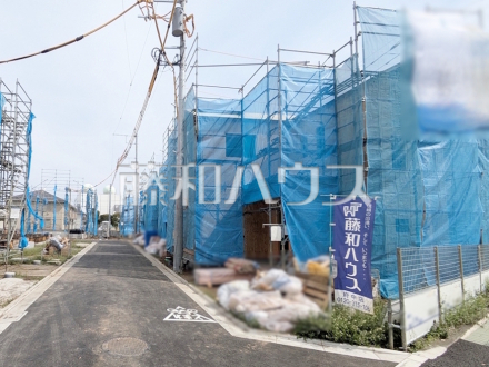 ≪接道状況≫順調に工事が進んでいます。実際の街並みの様子が段々見えて参りました。ぜひ実際に現地をご見学下さいませ。【府中市日新町3丁目】/撮影日2026/03/22